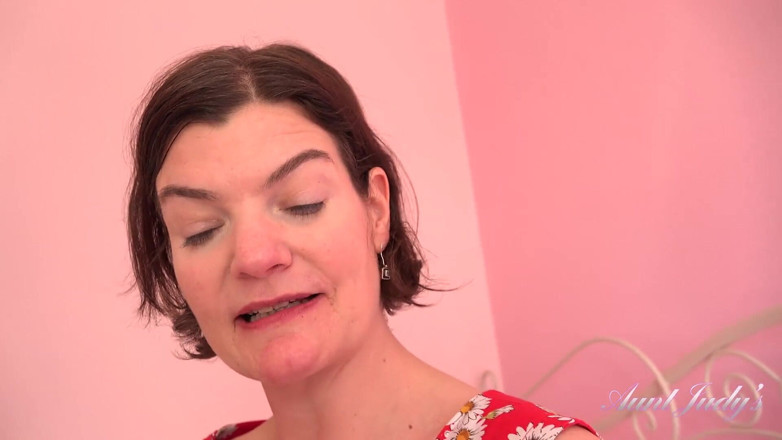 Aunt Judy's: Máy bay bà già 44 tuổi Jenny chơi với âm vật
