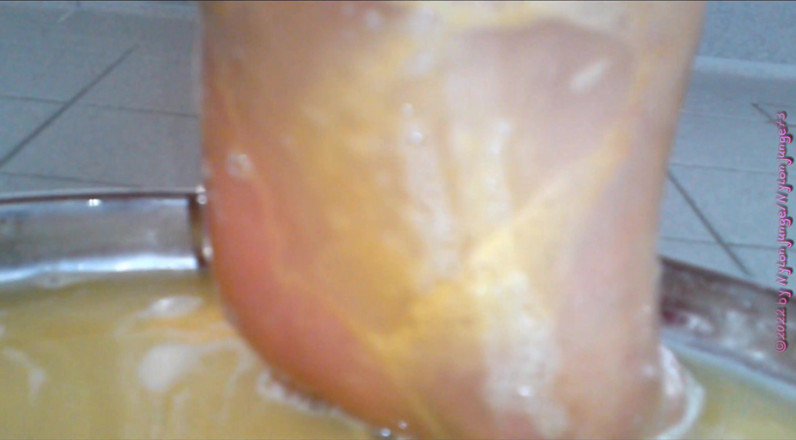 Carmen_Nylonjunge: Crush the raw eggs and piss ** nylon foot crushing **