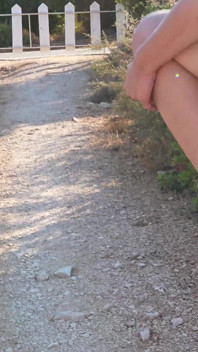 Bagnando i pantaloni della tuta e le mutandine su una passeggiata mattutina a piedi nudi