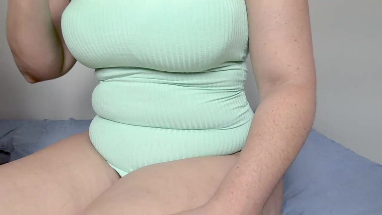 Minhaesposaparaoutro: Můj manžel miluje čuchání mé díry do zadku, zatímco muži sledují...