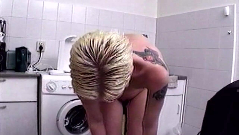 ORGASMX: Blonďatá kočička deepthroats pulzující péro při stříkání všude