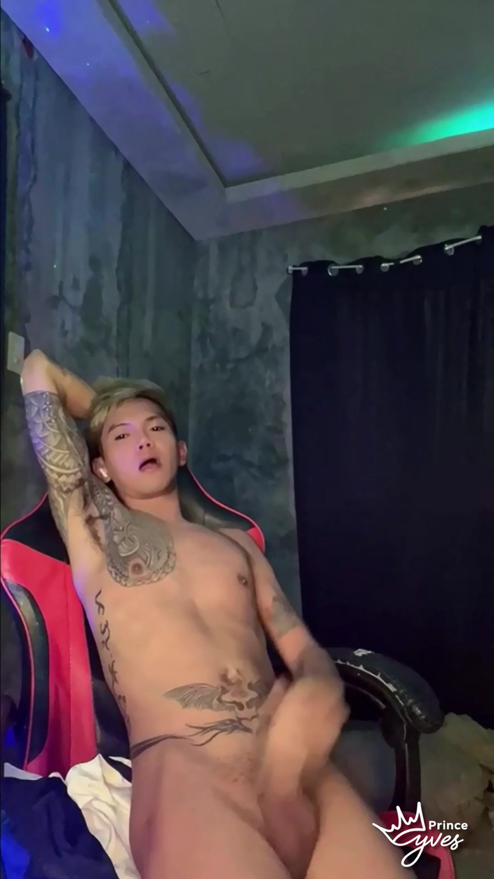 Prince-Yves: Twink excitat tatuat interpretat într-un spectacol în direct pe cameră web
