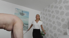 Nikky Thorne: 两个金发熟女打他们的胖奴隶