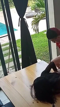 Une colombienne trans se fait baiser sur la tablette et le canapé-lit