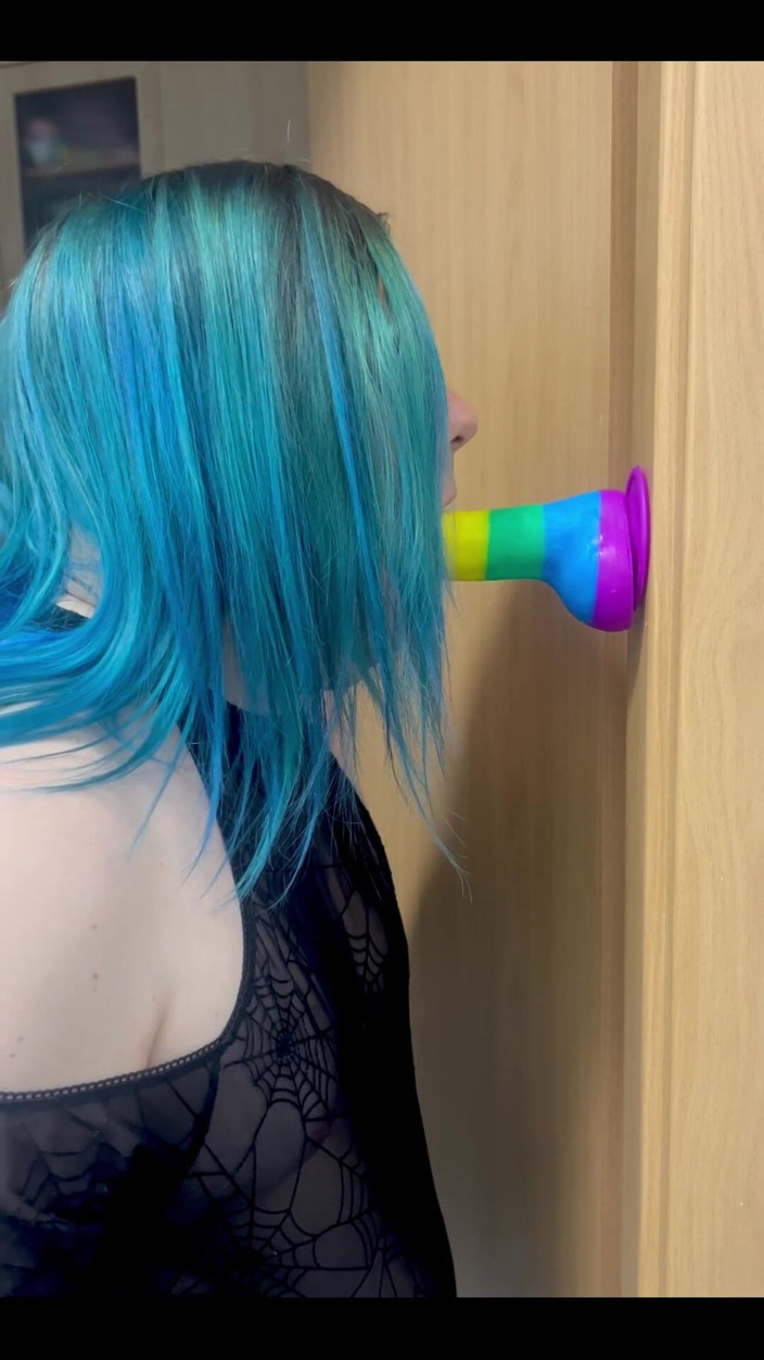 Feelingharmony: O vibrador foi chupado com força.