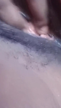 Frotando mi coño peludo increíble orgasmo intenso