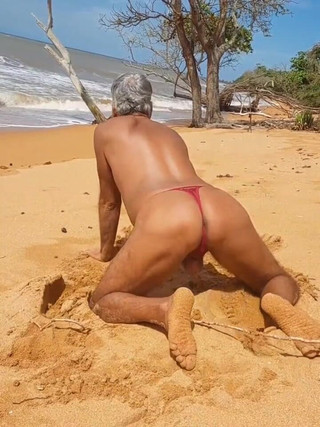 Ladysilvas: LadySilva на пляже показывает свою горячую задницу в красных трусиках