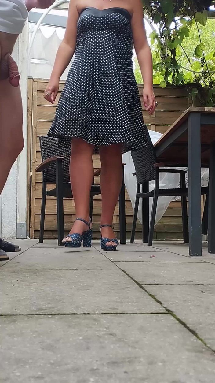 Mike Vonberg: La bellissima modella prima posava, poi ingoiava lo sperma e...