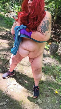 숲에서 그녀의 드레스를 당기고 그녀는 시오후키 엉망이야
