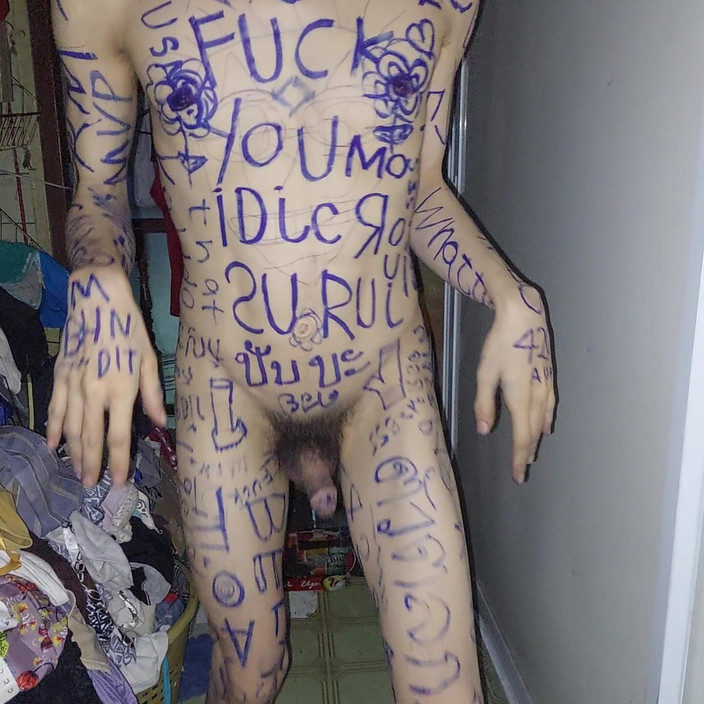 Clown likes to play with colors: Palyaço tavukla oynamayı seviyor