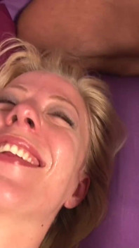 Quente loira gata leva dois paus ao mesmo tempo