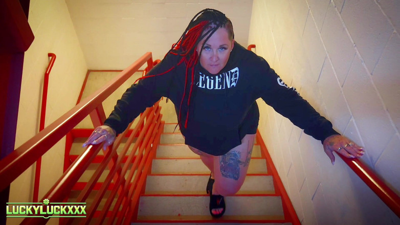 AmberLee: Pawg neemt trappenhuis overname