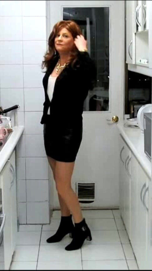 HectorChile1969: La travesti Fernanda Gomez essaye sa mini-jupe dans la cuisine