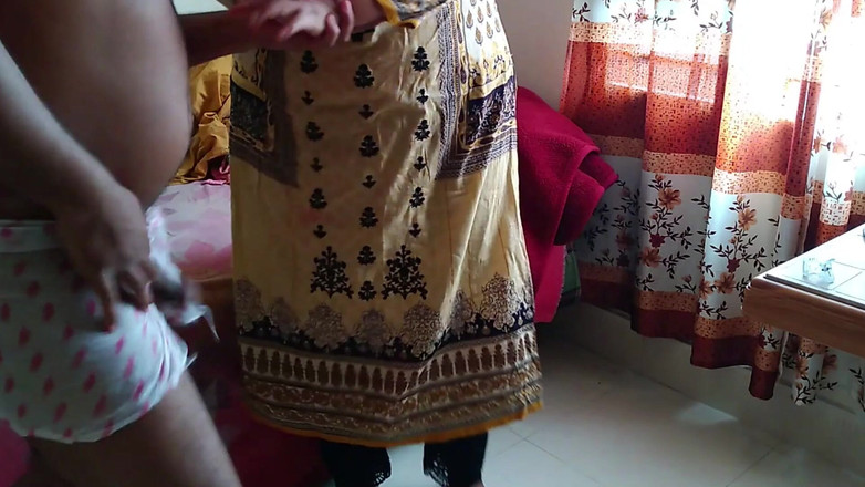Aria Mia: Gujrati - dona de casa rabuda fodida anal duas vezes em...