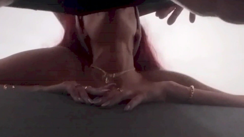 LauraOnHeels: MILFがペニスを口に含み射精、フルビデオ30分