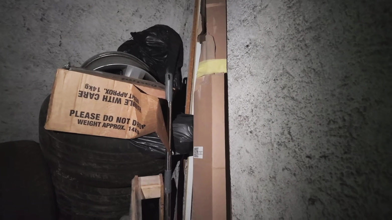 Alex e Bianca: Min granne ringer på dörrklockan och ber mig om hjälp ......