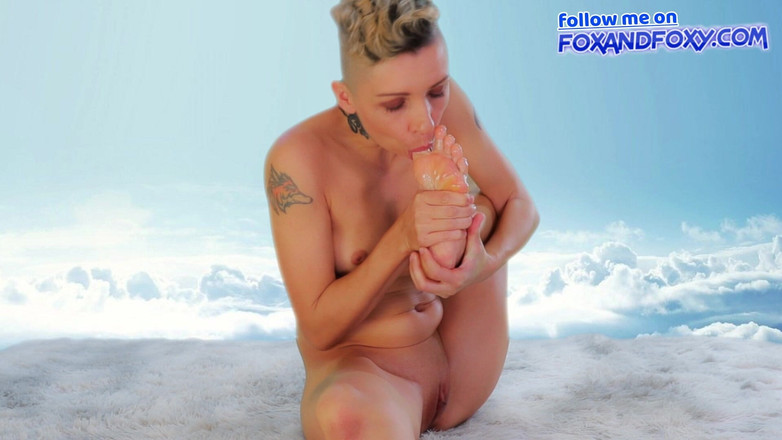 Lisa Fox AKA Foxy: Angel fisting. Dieser blonde engel mit kurzen haaren fistet alle...