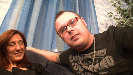 Deutscher Sex Report: Milf calde succhino e scopano il giovane vicino