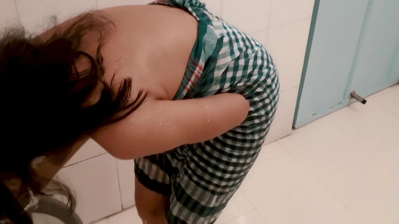 Anjalisingh_sexy: A Desi Girls Mastubated After Bath in Bathroom.