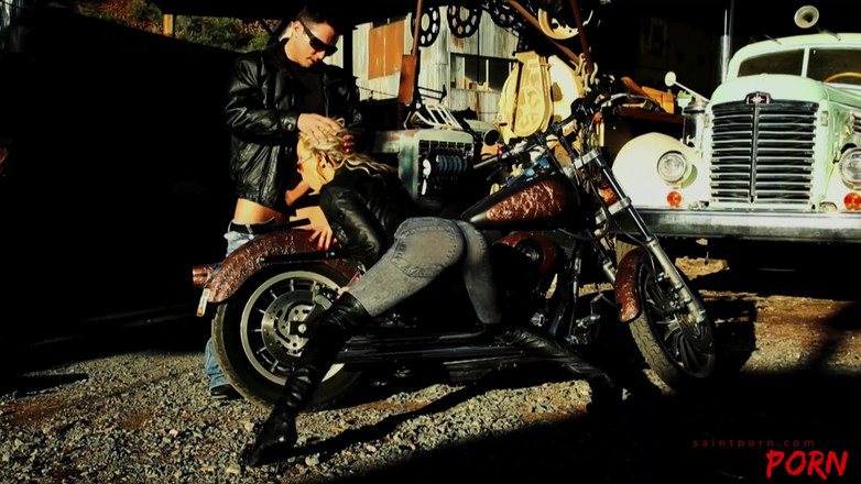 SaintPorn: Kiara Diane Ottiene Un Giro in Strada E Un Colpo...