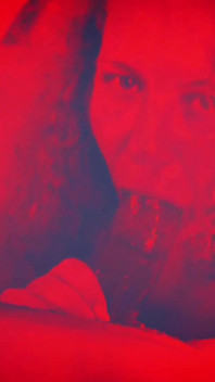 Šťastná dívka Kween Bunny B - červené světlo speciální POV kouření s panem šťastným štěstím