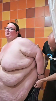 SSBBWがタイトな水着を着る
