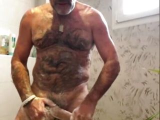 Daddybearvlc: 또 다른 음란한 아빠 샤워 장면