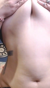アビーのおっぱいドロップのお腹とおっぱいの揺れ