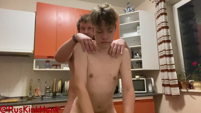 Baltic Hunk: En arg rysk björn knullar en 19-årig Twink i köket