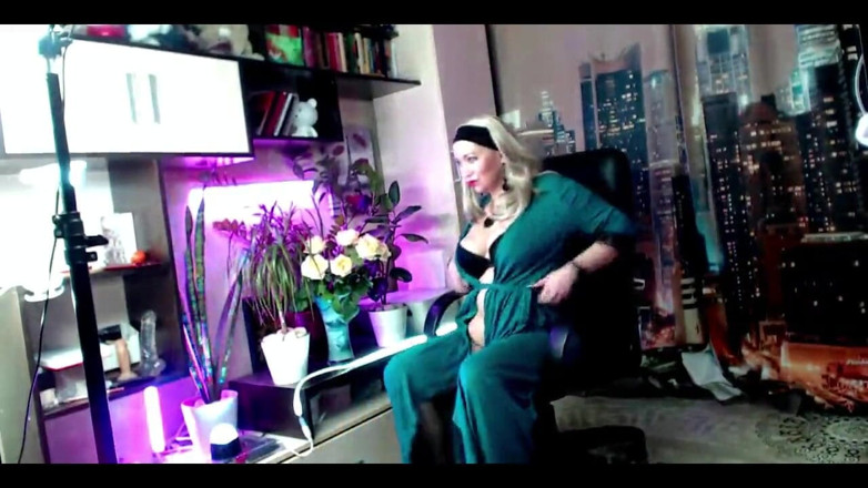 AimeeParadise: Aimee Hot MILF: an Anal Queen From Moscow...))