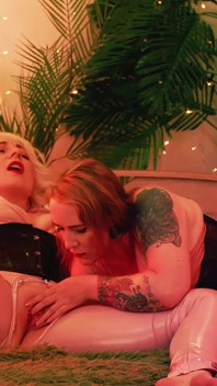 Ansiktssittande och strap-on knull för hårig kurvig milf. Arya Grander och Kisica.