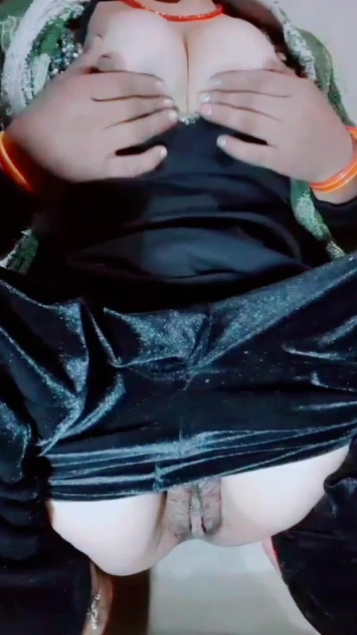 TricolorMusic3: Oh, yarağını görüyorum, amcığımdaki su dışarı çıkıyor. Amcığım çok sabırsızlanıyor. İçerideki yarak için...