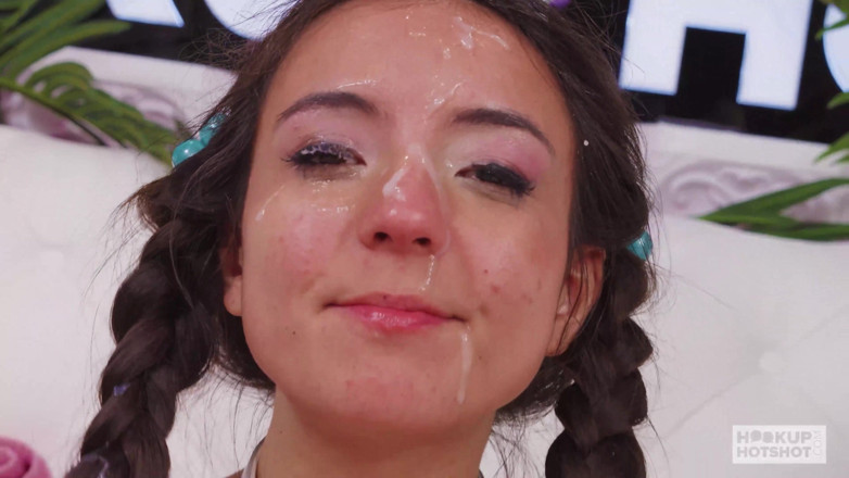 Hookup Hotshot: ちっちゃい痴女サーシャ・タッチャがデカチンで彼女のお尻を生ハメさせる!