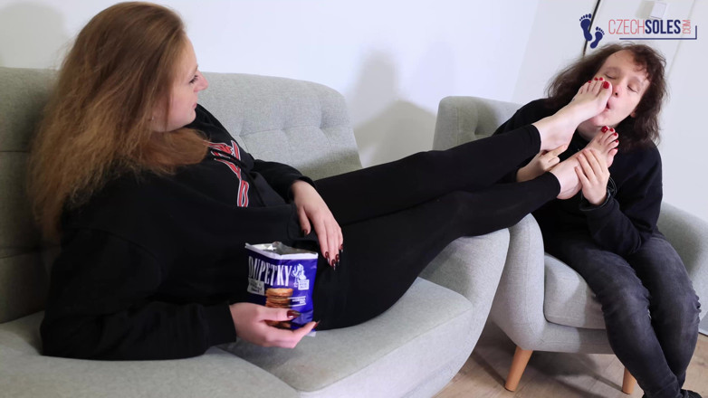Czech Soles - foot fetish content: Tanrıçanın ayak kölesi erkek arkadaşı yaptı