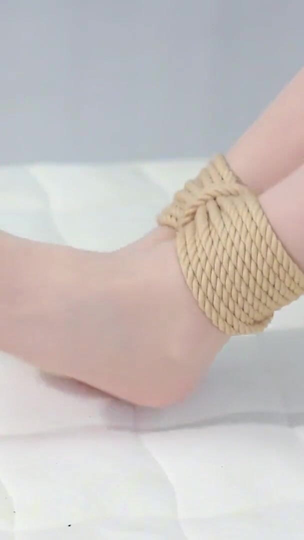 Asian bondage: mahila sachiv ka rassi sanyam aur sangharsh