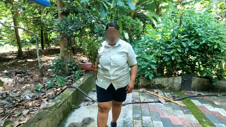 Anne Ipe: Nudistická výsadba stromů na celosvětový nahý zahradničení. Sprchování venku po...