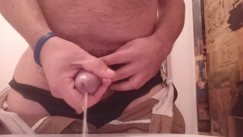 Kinky Guy: Lelaki berbulu kencing dalam bilik mandi