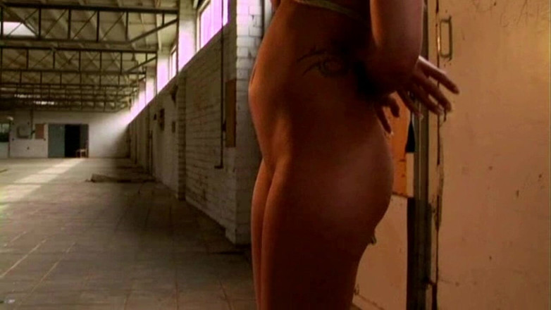 Submissed: Maya solo está de pie allí