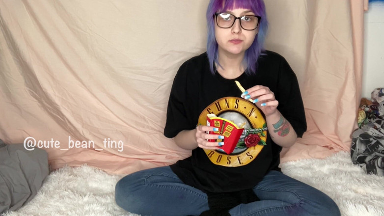 Alice Bean: アリスはバーガーを食べて上半身裸で揚げる