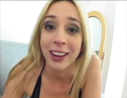 Femdom Sex: Une blonde fait une branlette rigoureuse et suce à la fin