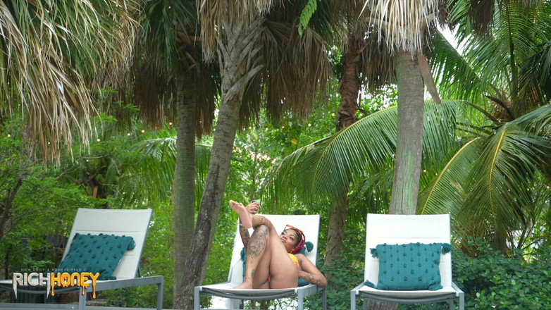 DICKHDDAILY: Rapidinha à beira da piscina: Honeydippedc