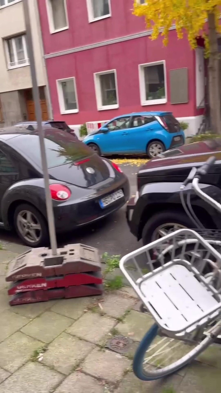 Elena917: Publiczny spacer i flashowanie w bieliźnie i pończochach