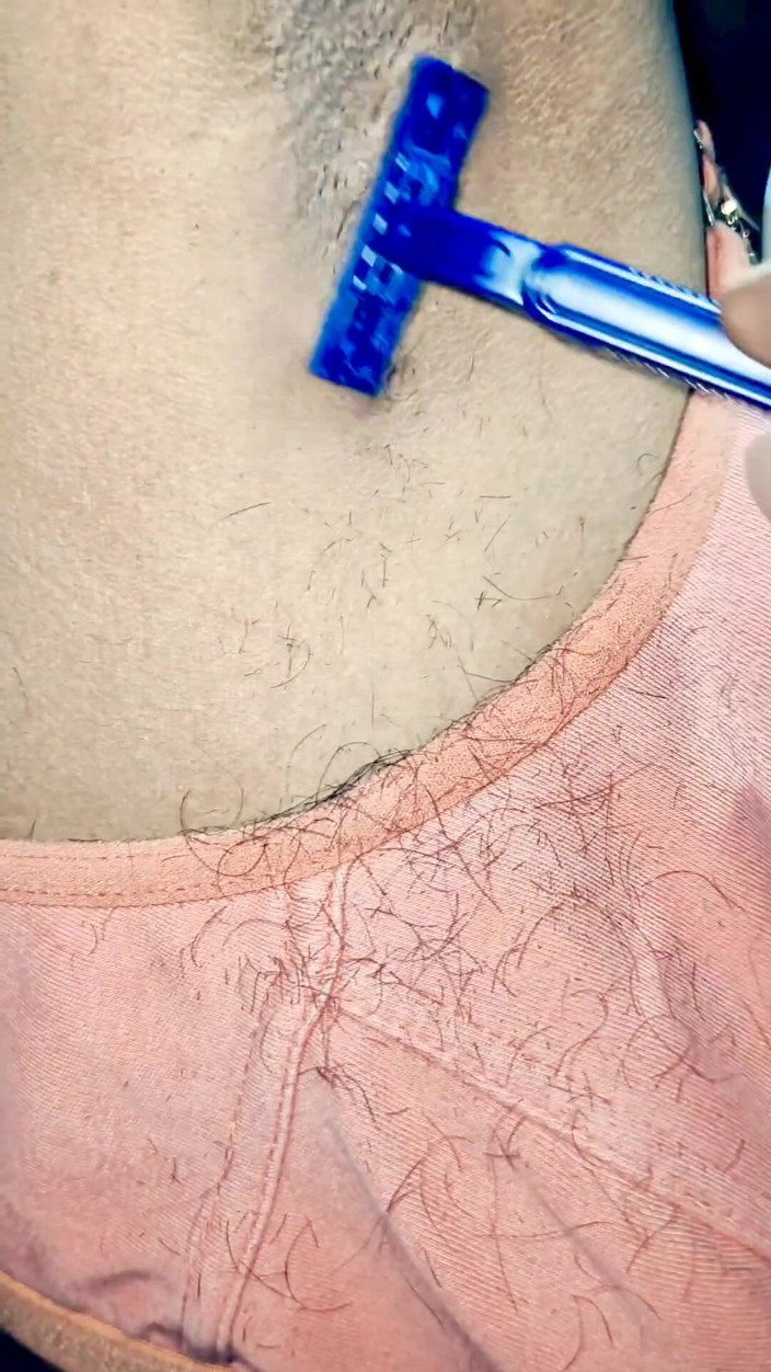 X videos: Desi Bhabi włosy usunąć w łazience
