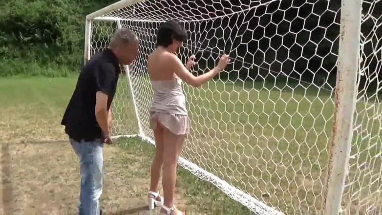 Peccatrici Produzioni: Cette MILF salope adore baiser dehors