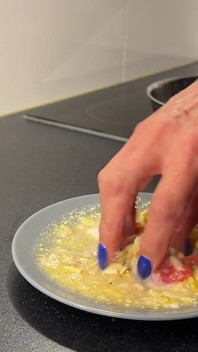 Trans Mistress Naomiperv Membuat Sarapan Pagi untuk Anda Menggunakan Hamba Spekulumher.