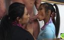 Naughty Asian Women: İki yaramaz esmer Asyalı kız öğretmenlerinin yarağını ve döllerini paylaşmayı öğreniyor