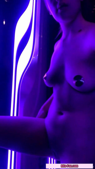 SugarNadya: Strip-tease et masturbation dans le bain de soleil solarium, venez...