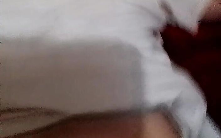 Gangbang straight: ベッドでの乳首プレイと休息
