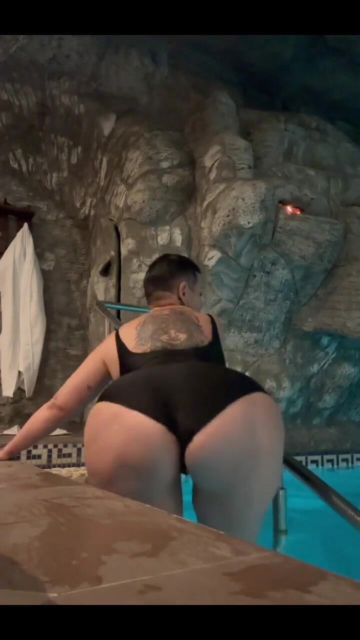 KarmenMilf: V bazénu