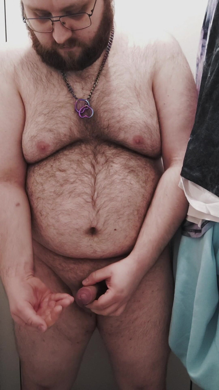 BearPup Akuma: Gruby Niedźwiedź Robi Sobie Masturbację Na Toalecie I Liże Swoją...